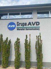 Budynek warsztatu Grupa AVD z szyldem przy ulicy Piłsudskiego w Łańcucie